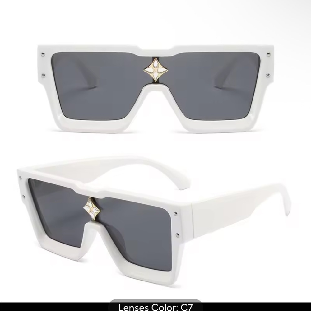 Chic Black Sunglasses with UV Protection and Polarized Lenses
0400